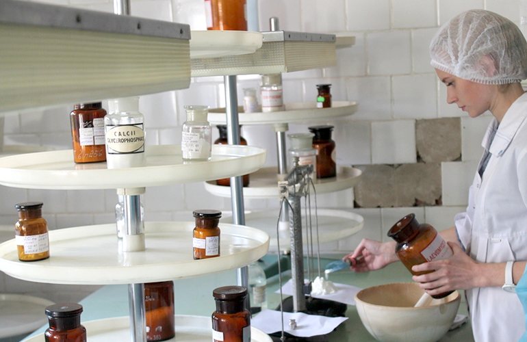 Руководители облсовета показали уникальную аптеку, которая изготавливает в Житомире лекарства и косметику. ФОТО