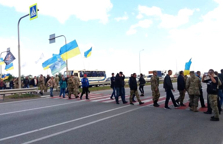 Бойцы АТО вышли на протест, перекрыв под Житомиром трассу на Киев. ФОТО