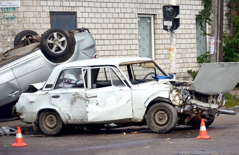 Жуткое ДТП в Житомире: от столкновения с ВАЗ перевернулась Mazda, есть пострадавшие. ФОТО