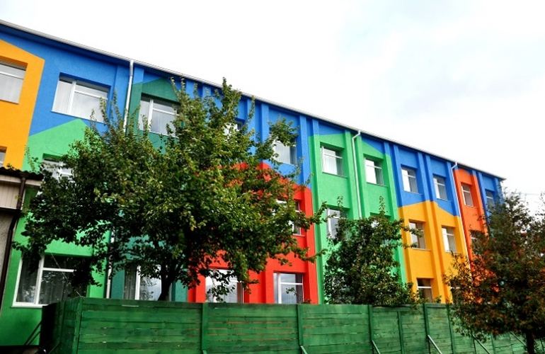 Утепление, яркий фасад и медиатека: в Житомирской области за 9 миллионов ремонтируют гимназию. ФОТО