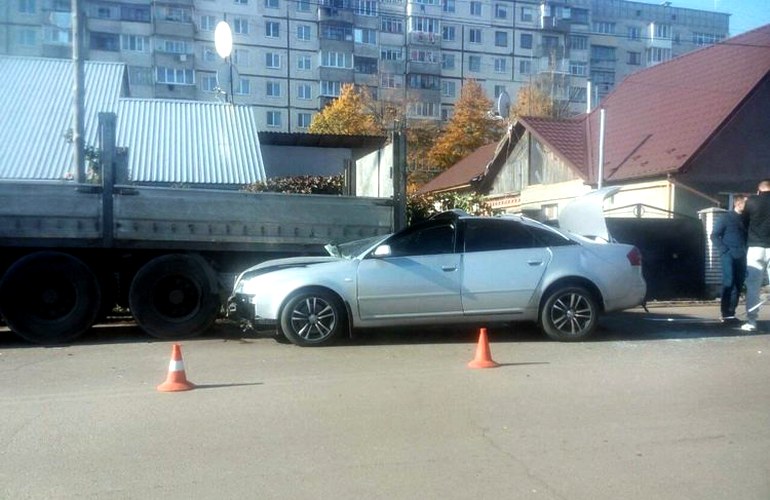 ДТП в Житомире. Audi А6 влетела в припаркованную фуру. ФОТО
