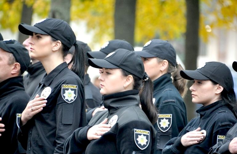 На Старом бульваре в Житомире новоиспеченные полицейские приняли присягу. ФОТО