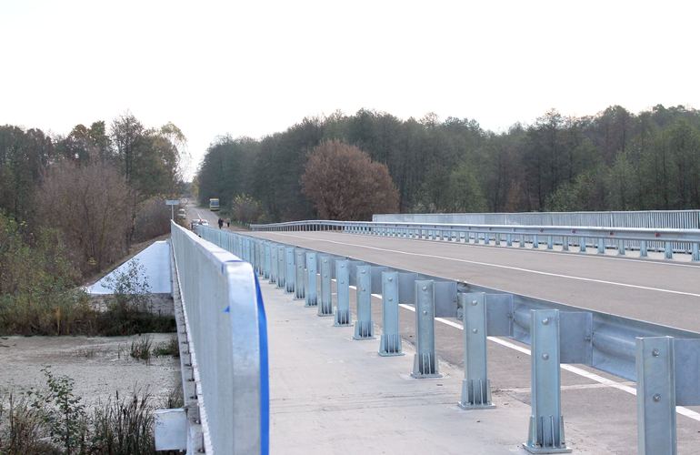 Министр инфраструктуры открыл в Житомирской области мост, который реконструировали 5 лет. ФОТО