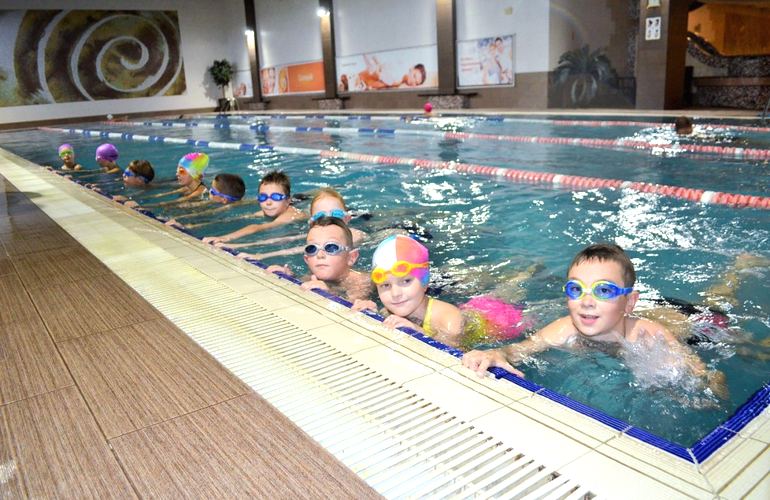 В Житомире бесплатно учат плавать школьников. ФОТО