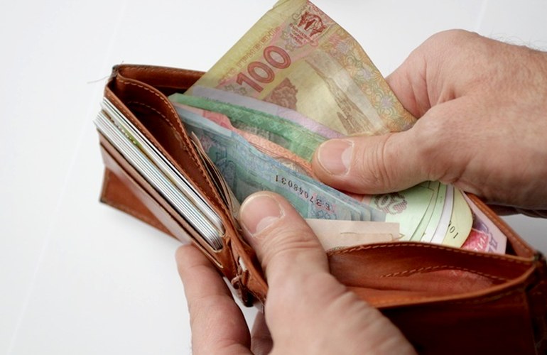 Статистика: средняя зарплата в Житомирской области составляет 6106 гривен