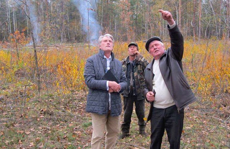 Виктор Ющенко посетил Житомирскую область, чтобы познакомиться с древней формой пчеловодства. ФОТО