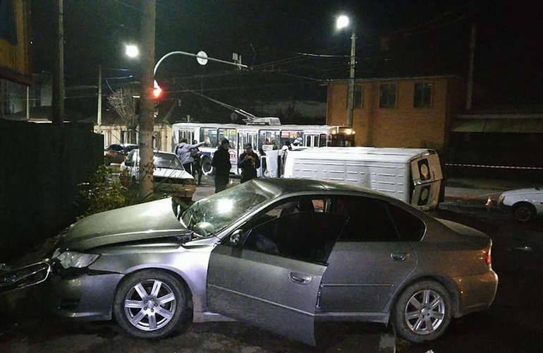 Авария в Житомире на проспекте Независимости: Subaru не разминулся с микроавтобусом. ФОТО
