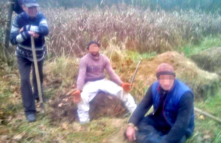 В Житомирской области трое мужчин пытались выкопать водопроводные трубы и сдать их на металл