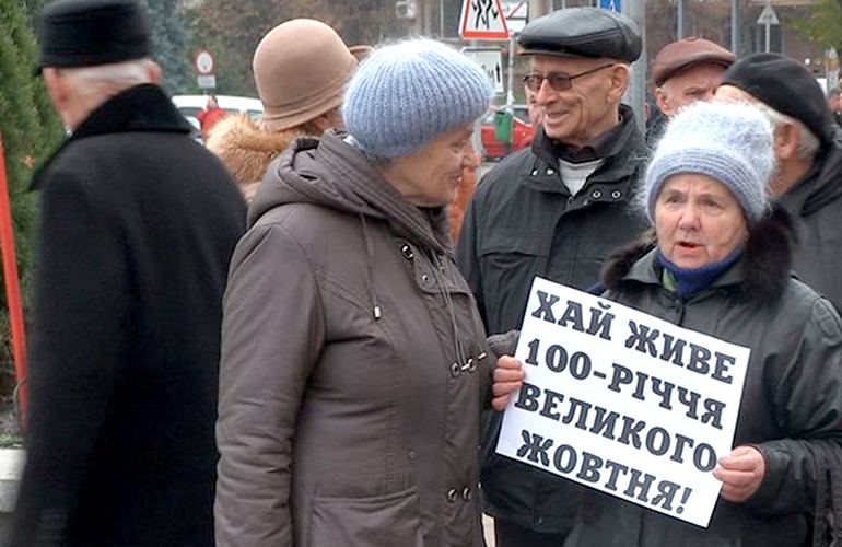 Пенсионеры с красными флагами в Житомире устроили митинг в честь годовщины революции. ФОТО