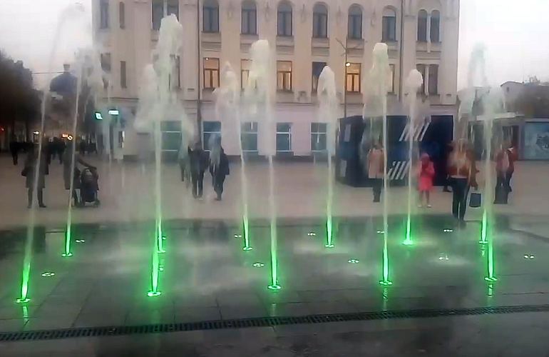 На Михайловской площади в Житомире включили новый светомузыкальный фонтан. ВИДЕО
