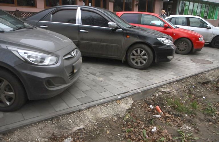 Фоторепортаж: отремонтированные тротуары в центре Житомира оккупировали автомобили