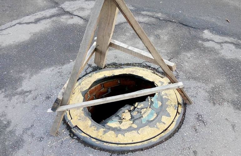 В Житомире уже больше месяца не могут заменить люк, который провалился на углу центральных улиц. ФОТО