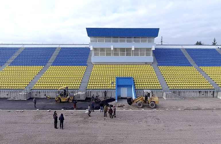 На центральном стадионе Житомира начали класть основание для новых беговых дорожек. ФОТО