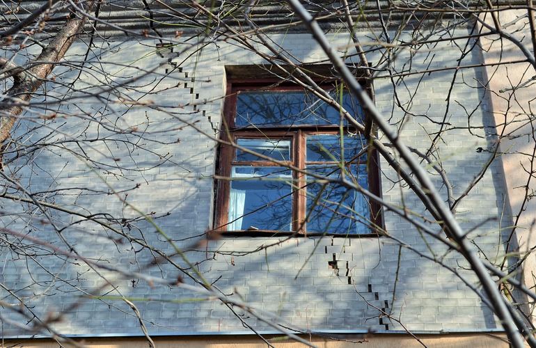 В Житомире из-за аварийного дома частично перекрыли улицу Трояновскую
