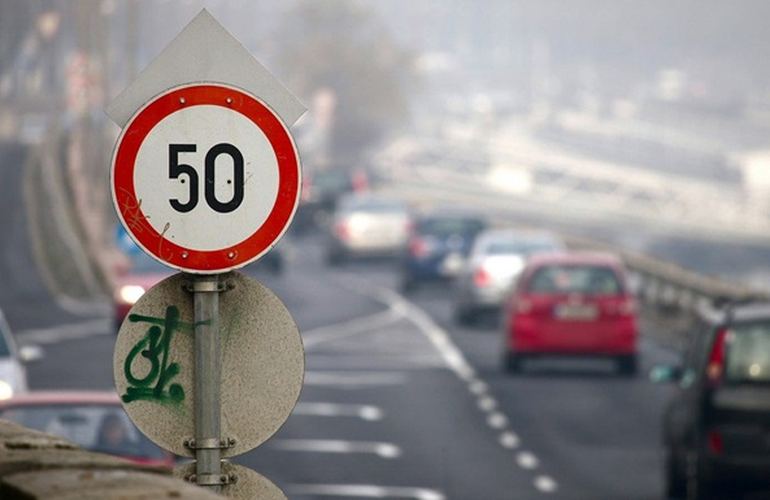 С 1 января украинцев обяжут ездить по городу не быстрее 50 км/час