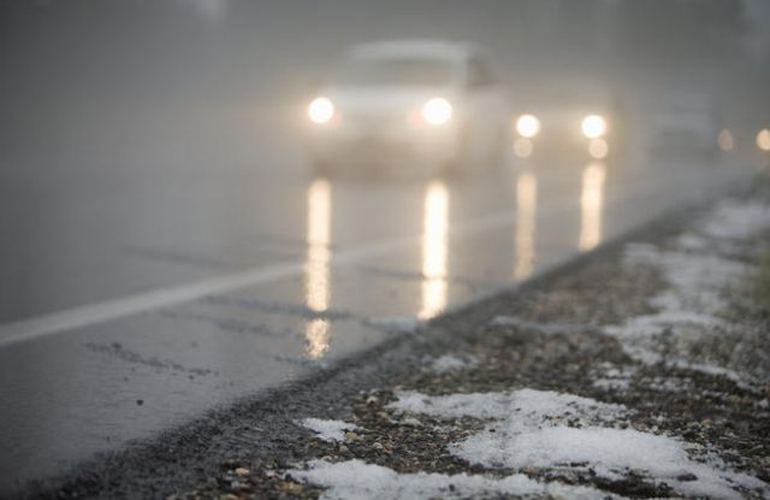 Водителей предупреждают об ухудшении погоды на Житомирщине: ожидается сильный ветер и мокрый снег