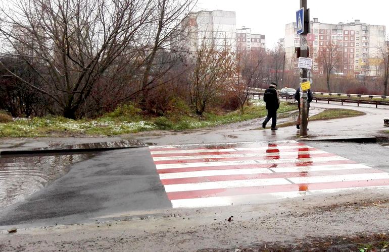 «Безбарьерный» переход в Житомире стал серьёзной преградой для автомобилей и пешеходов. ВИДЕО