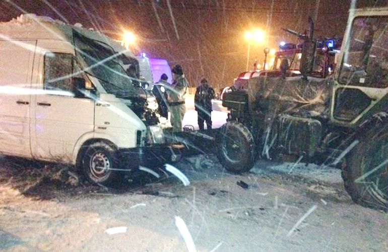ДТП в Житомирской области: микроавтобус врезался в трактор, убиравший снег. ФОТО