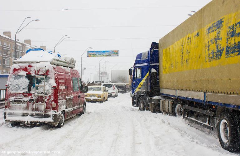 Из-за сильного снегопада грузовикам запретили въезд в Житомир