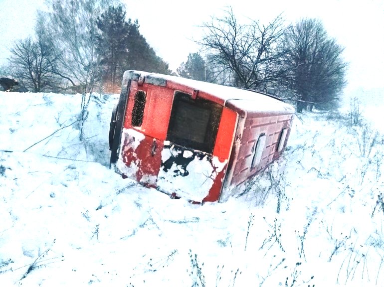 Из-за снегопада съехал в кювет и перевернулся пассажирский автобус «Житомир-Радомышль»
