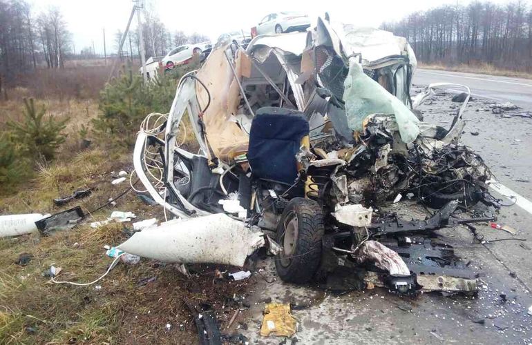 В Житомирской области столкнулись грузовик и легковушка, один из водителей погиб. ФОТО
