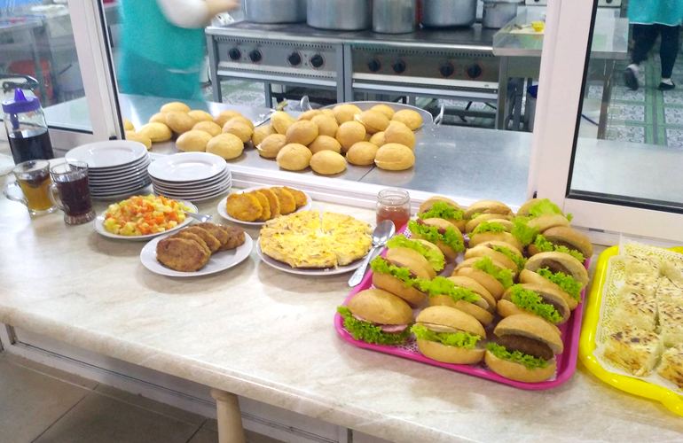 В Житомире для учеников 1-4 классов представили новые завтраки. Будут ли они бесплатными – решат депутаты. ФОТО