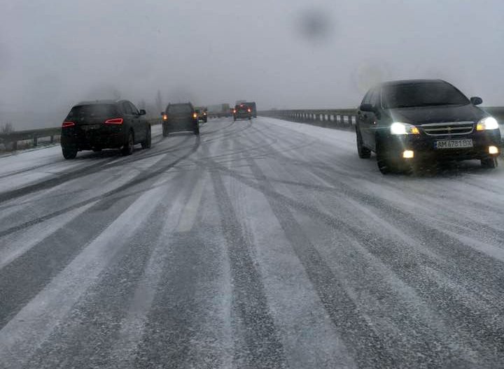 На Житомир обрушился снегопад: полиция просит водителей отказаться от поездок на авто