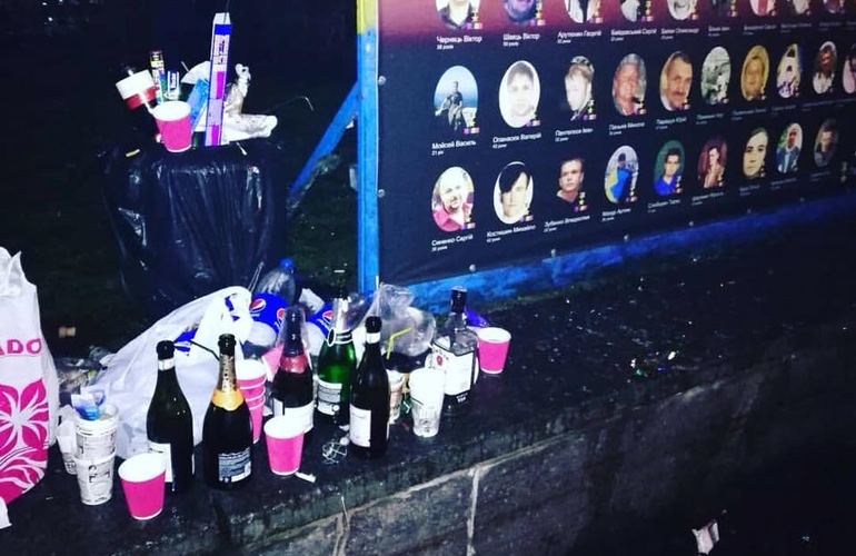 Народные гуляния: в Житомире стенд Небесной сотни заставили бутылками из-под алкоголя
