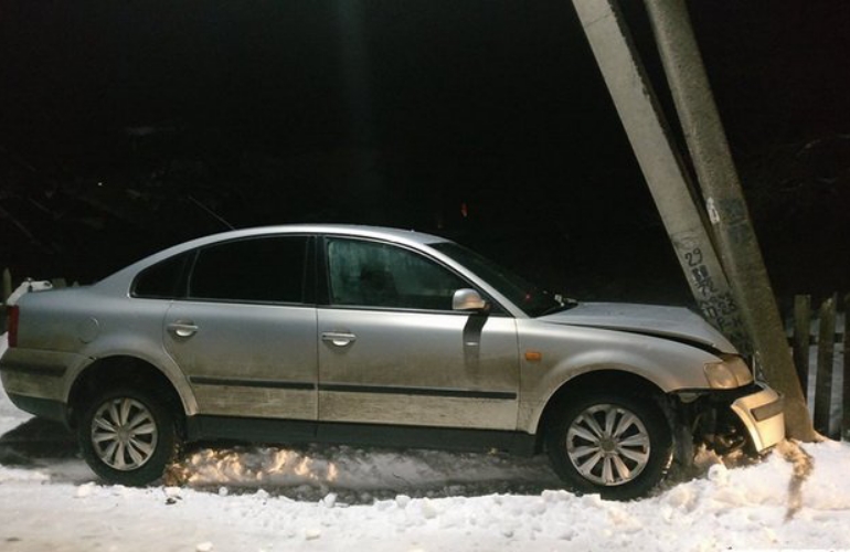 ДТП в Житомире: Volkswagen въехал в столб, а Hyundai - в дерево. ФОТО