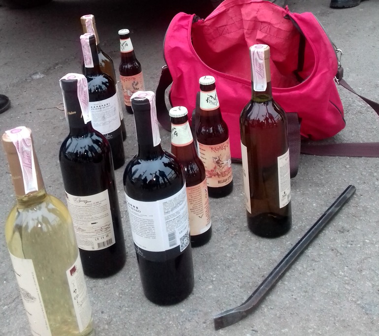 32-летний парень украл из магазина 10 бутылок дешевого вина и пива: ему грозит 6 лет тюрьмы