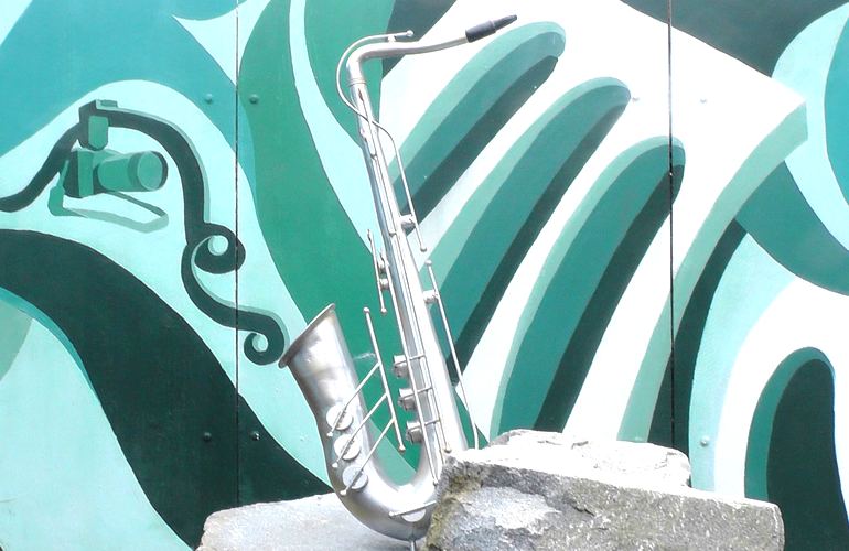 Вандалы украли со двора Житомирского колледжа культуры памятник саксофону