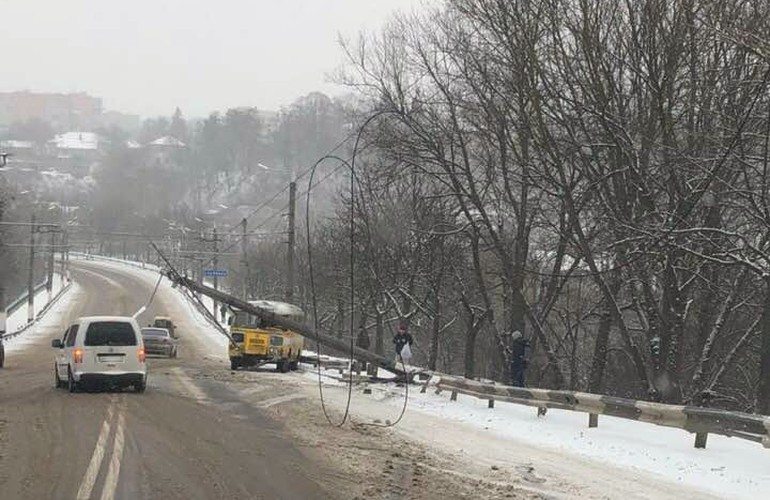 На мосту в Житомире автобус врезался в столб: один пассажир госпитализирован в больницу. ФОТО