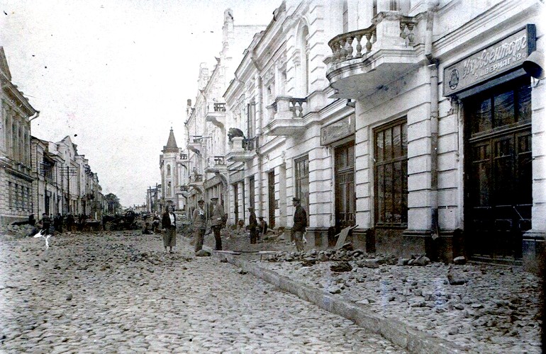 В сеть попали редкие исторические фотографии, как в Житомире асфальтировали Михайловскую в 1936 году