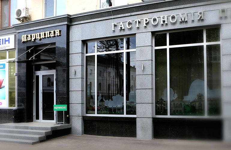 Журналисты в прямом эфире проверили элитный продуктовый магазин «Марципан» в Житомире. ВИДЕО