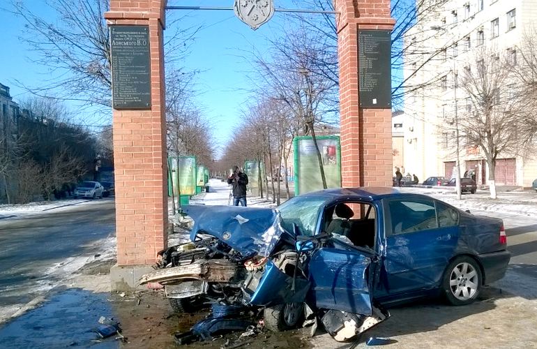 Страшное ДТП в Бердичеве: BMW превратился в груду металла, водитель в больнице. ФОТО