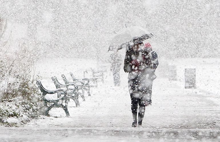 На Житомир надвигается непогода: снегопады, сильный ветер, на дорогах гололедица