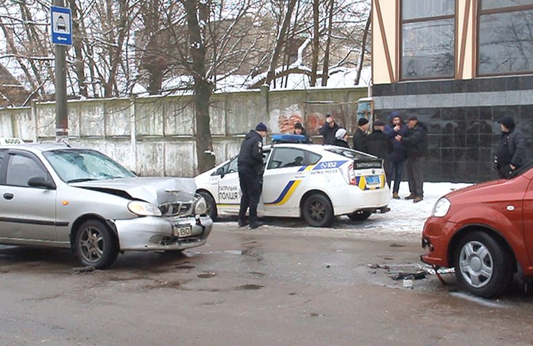 В Житомире на Ольжича столкнулись два авто, обошлось без пострадавших. ФОТО