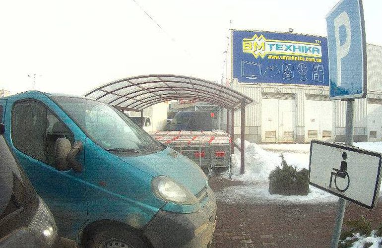 В Житомире патрульные штрафуют водителей за парковку на местах для инвалидов