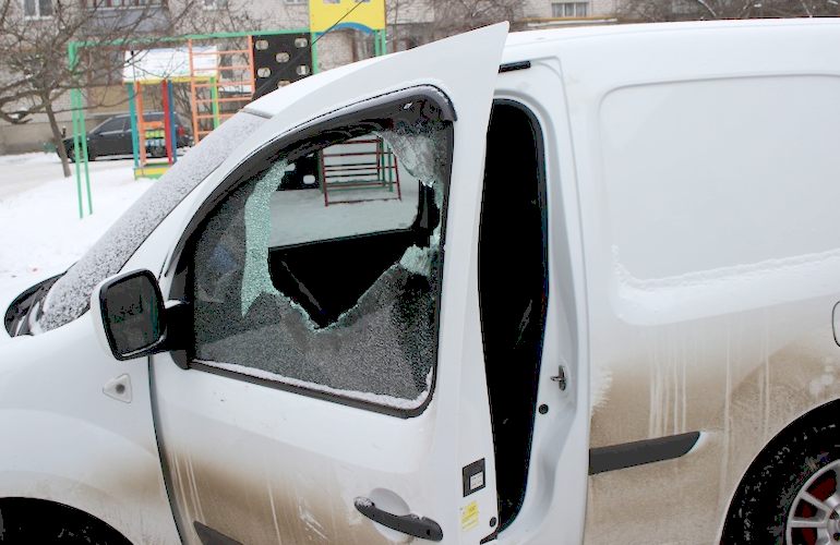 В Бердичеве массово бьют стекла в припаркованных авто