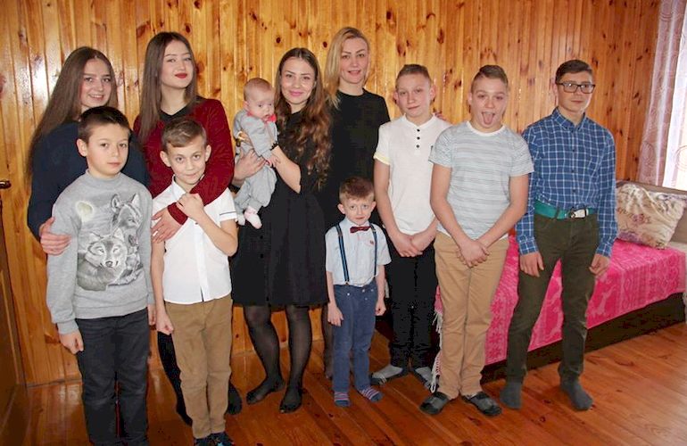В Житомире купили дом для полисвумен, которая самостоятельно воспитывает 9 детей. ФОТО
