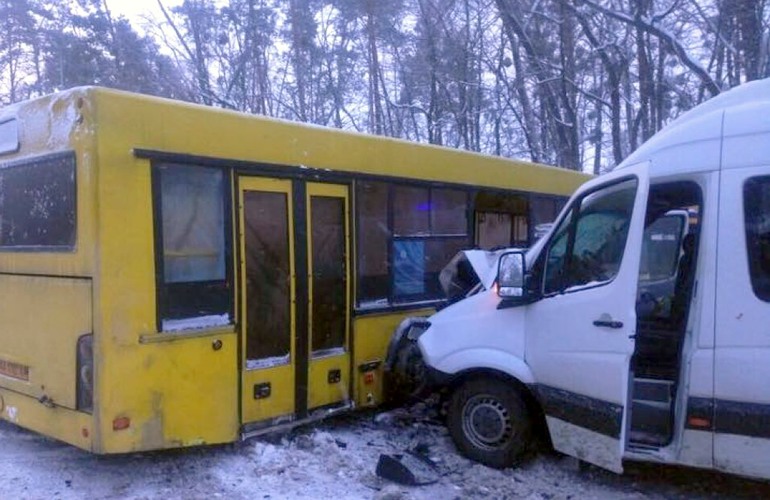 На трассе Житомир-Киев произошло ДТП с автобусом и маршруткой