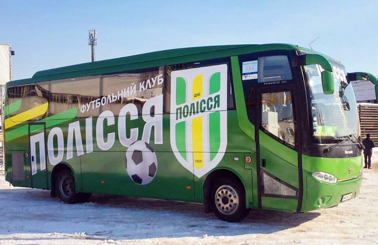 Футболисты житомирского «Полесья» будут ездить на матчи в новом клубном автобусе. ФОТО
