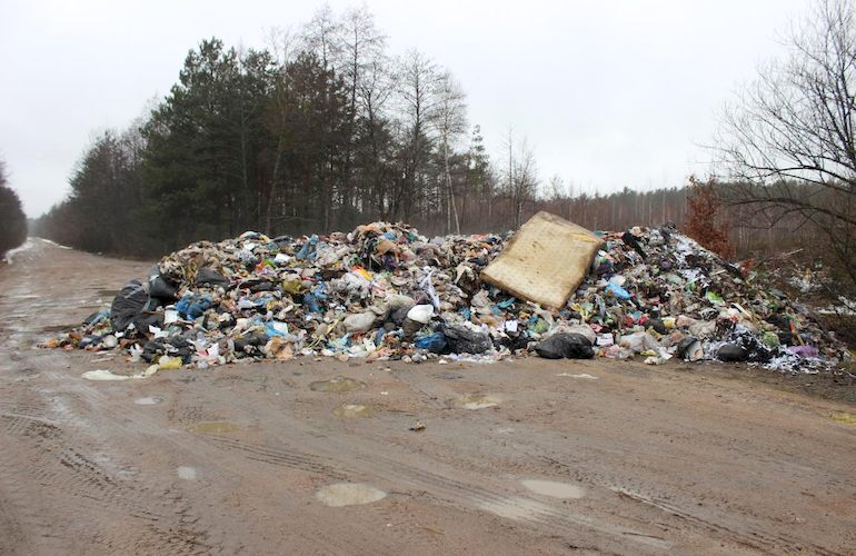 На Житомирищене обнаружили гору мусора, предположительно привезенного со Львова. ФОТО