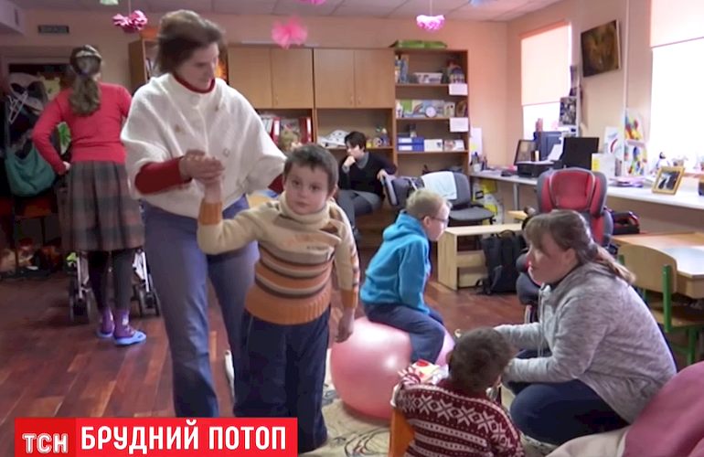 Нечистоты залили реабилитационный центр для детей с инвалидностью в Бердичеве. ВИДЕО