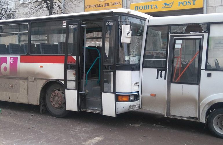В Житомире автобус врезался в маршрутку с пассажирами, есть пострадавшие. ФОТО