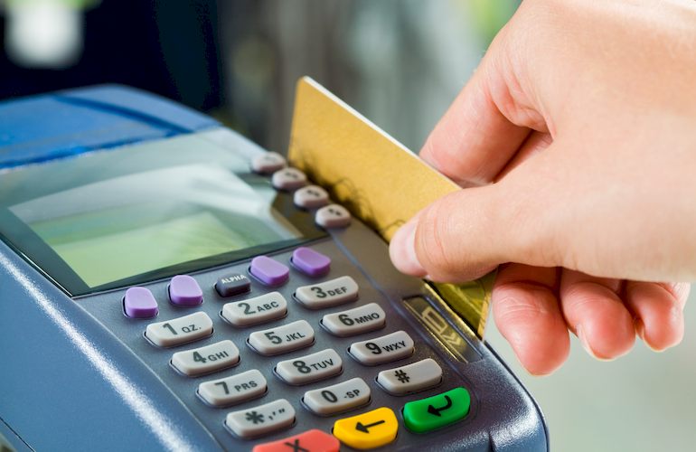 Власники банківських карток можуть купувати товари у розстрочку без довідок