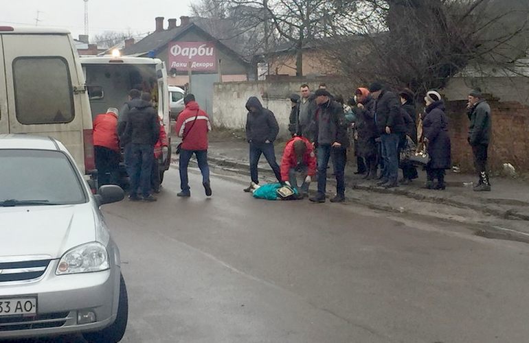 В Житомире под колеса автомобиля попала девочка. ФОТО