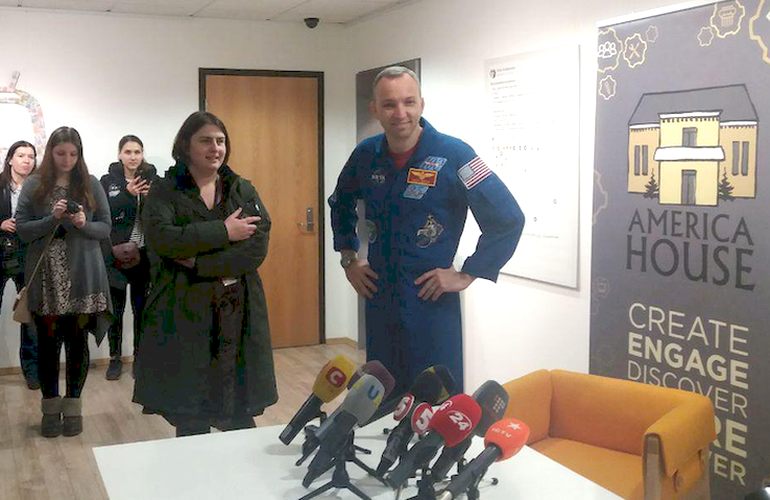 Астронавт из США передаст Житомиру флаг Украины, побывавший на МКС