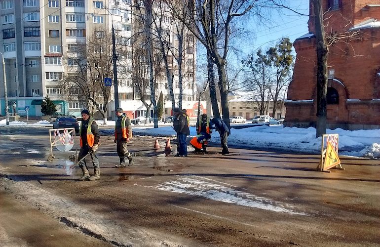Движение на улице Фещенко-Чопивского в Житомире ограничено из-за прорыва канализации. ФОТО