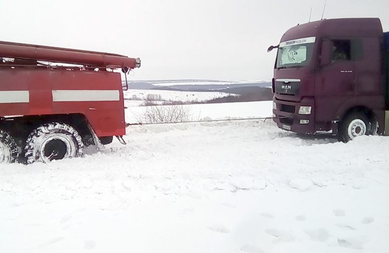 В Житомирском районе спасатели вытащили из сугроба застрявший грузовик